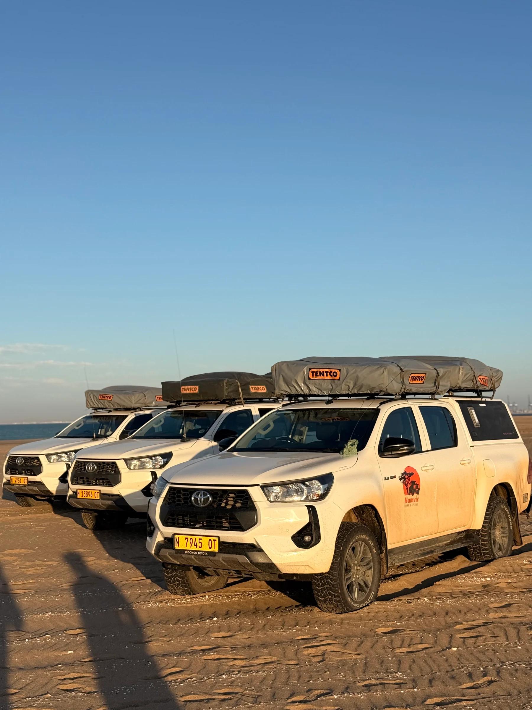 Tri Namvic Toyota Hilux vozila spremna za safari putovanje